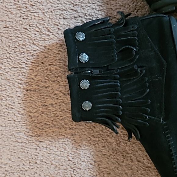 MINNETONKA black fringed suede moccasins. Size 7 - Picture 3 of 16